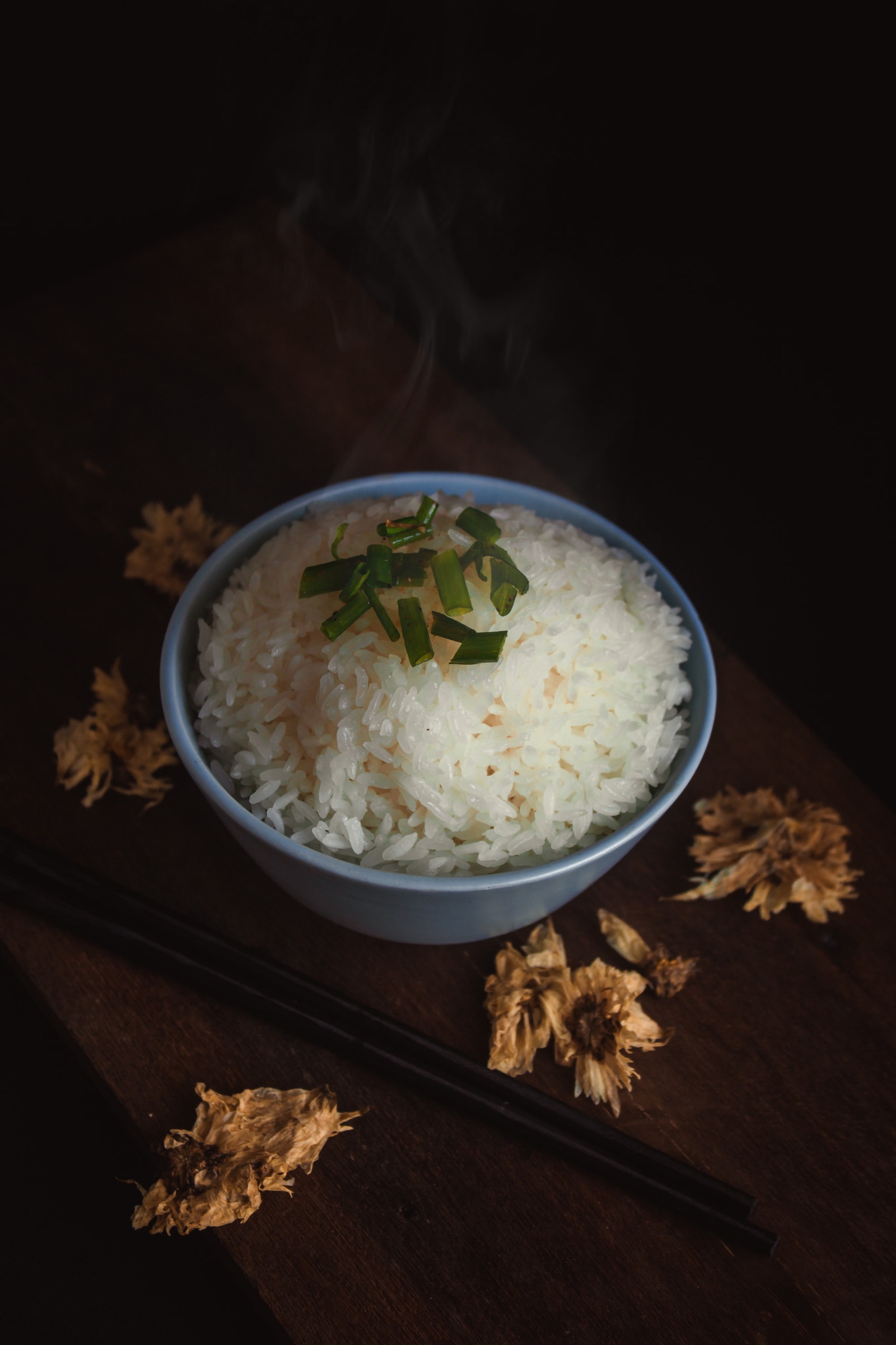 刚蒸熟并冒着热气的白米饭